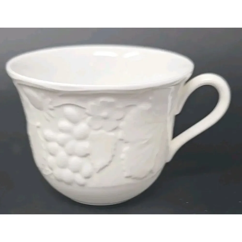 Wedgwood Strawberry & Vine 2 Cups and Saucers Bone China‎ U263